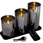 Zestaw ładowalnych świec LED DORSETTO 105 godzin z płomieniem 3D – trzy cylindryczne świece na czarnej podstawie, pilot i kabel USB, zapewniające realistyczne, ciepłe światło.