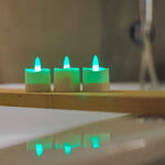 Ładowalne, wodoodporne tealighty RGB LED DORSETTO (6 szt.) z bazą ładującą, pilotem, 6 matowymi uchwytami i zasilaczem – zestaw produktowy.