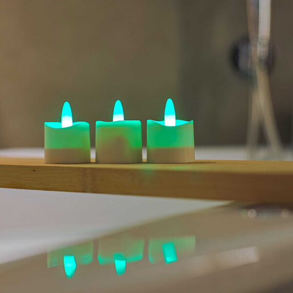 Ładowalne, wodoodporne tealighty RGB LED DORSETTO (6 szt.) z bazą ładującą, pilotem, 6 matowymi uchwytami i zasilaczem – zestaw produktowy.