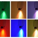 Panele prezentujące wysokiej jakości LED niebo gwiazd RGB z pilotem – intensywne zielone, żółte, fioletowe, czerwone, niebieskie i cyjanowe punkty świetlne na białej ścianie
