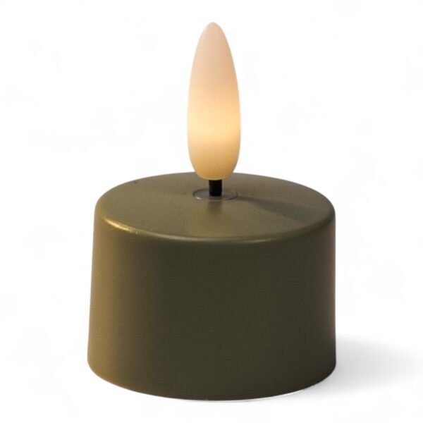 Mały LED tealight w kolorze oliwkowej zieleni z plastikowym, płomieniowym źródłem światła imitującym prawdziwą świecę.