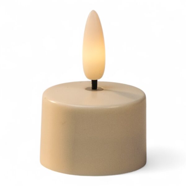 Ładowalny LED tealight DORSETTO 3D – pojedyncza sztuka, wysokość 59 mm, realistyczny efekt płomienia, kompatybilny z magnetyczną stacją ładującą, na jasnym tle.